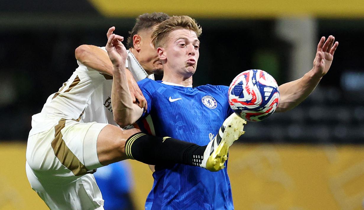 Pemain Chelsea, Liam Delap (kanan) berebut bola dengan pemain LAFC, Aaron Long dalam laga Grup D Piala Dunia Antarklub 2025 di Mercedes Benz Stadium, Atlanta, Amerika Serikat, Selasa (17/06/2025) WIB. (AFP/Kevin C. Cox)