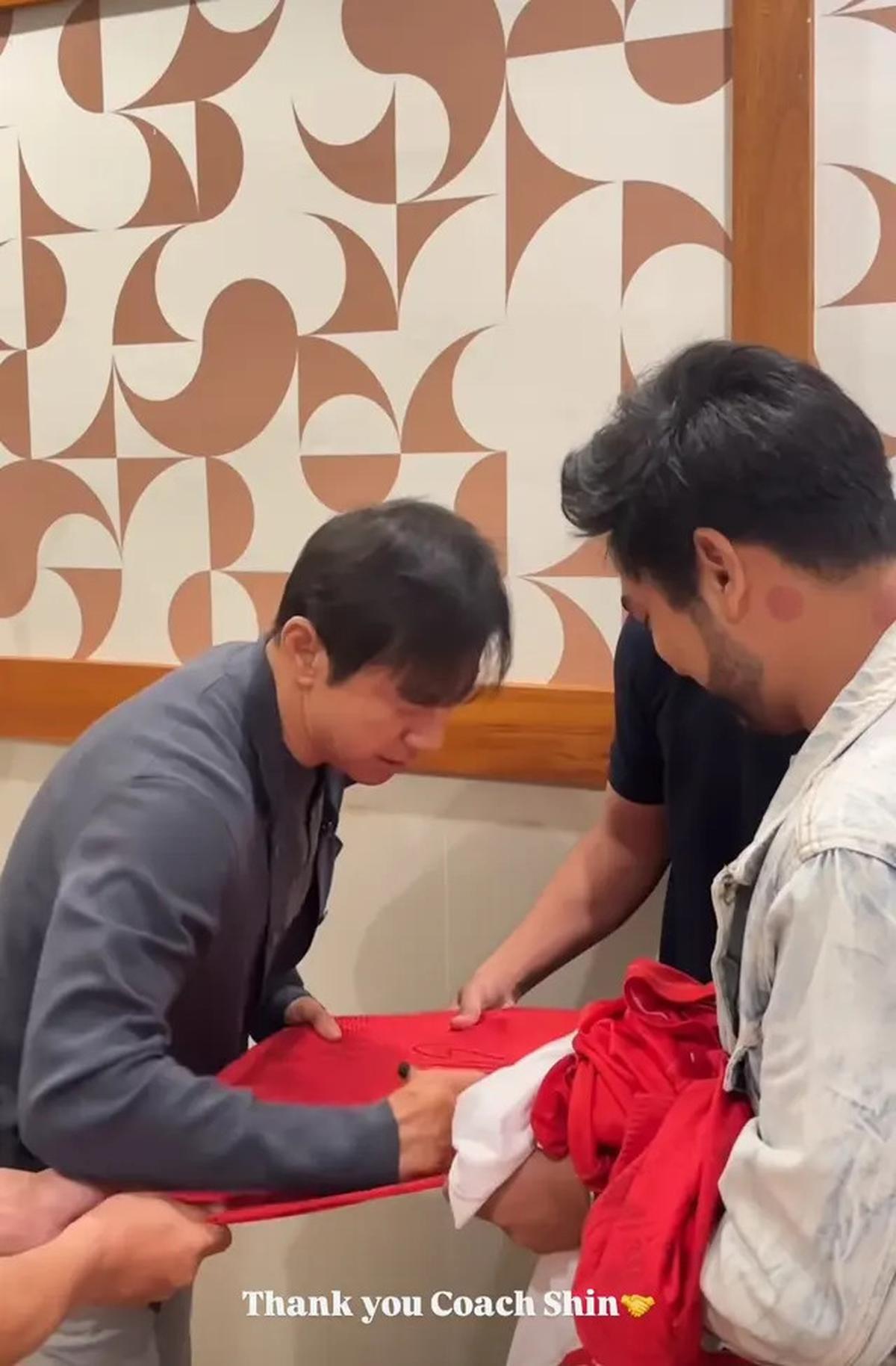 7 Potret Shin Tae-yong Dinner Bareng Verrell Bramasta, Ngobrol Hal Penting