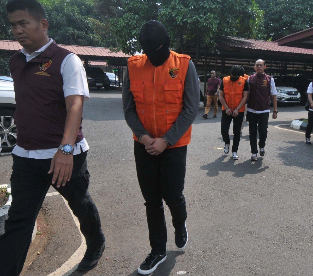 Tersangka yang diamankan antara lain berinisial NT dan ATH yang berperan sebagai debitur, WRJ dan HS yang berperan sebagai penadah, FI dan HM sebagai perantara atau pencari penadah, serta WS yang berperan sebagai eksportir. Foto: merdeka.com / Imam Buhor