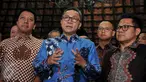 Ketum PAN Zulkifli Hasan didampingi Ketum PKB Muhaimin Iskandar dan Ketum PPP Romahurmuziy memberi keterangan usai rapat konsolidasi di kediaman Presiden ke-6 Susilo Bambang Yudhoyono di Puri Cikeas, Bogor, Kamis (22/9). (Liputan6.com/Gempur M Surya)