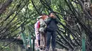 Komunitas pemerhati burung melakukan kegiatan Asian Waterbird Census 2019 di Hutan Lindung Angke Kapuk Jakarta, Sabtu (19/1). Kegiatan ini bertujuan memperkenalkan kekayaan keanekaragaman hayati Indonesia kepada generasi muda. (Liputan6.com/Fery Pradolo)