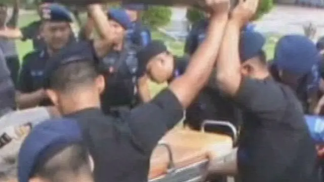 Sengketa Tambang Emas, Warga Bentrok dengan Aparat
