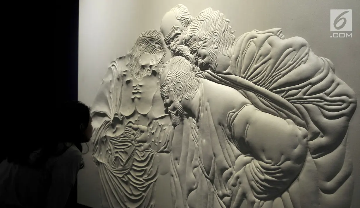 Pengunjung melihat instalasi karya Made Wiguna Valasara berjudul 'Interpreting Caravaggio' yang dipamerkan dalam Manifesto 6.0 "Multipolar: Seni Rupa 20 Tahun Setelah Reformasi" di Galeri Nasional, Jakarta, Senin (7/5). (Merdeka.com/Iqbal Nugroho)