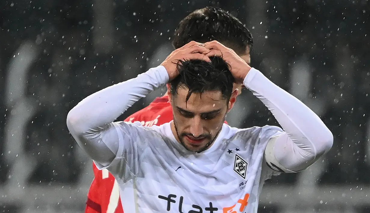 Gelandang Borussia Moenchengladbach, Lars Stindl kecewa usai gagal memanfaatkan peluang dalam laga lanjutan Liga Jerman 2020/21 pekan ke-20 melawan FC Koln di Borussia Park, Sabtu (6/2/2021). Borussia Moenchengladbach kalah 1-2 dari FC Koln. (AFP/Ina Fassbender/Pool)