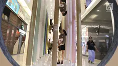 Pengunjung melihat contoh warna Dulux, ColourFuturesTM 2019 di Mall Kota Casabelanca, Jakarta, Rabu (16/1). Dulux meluncurkan trend warna di 2019 yakni "spiced honey". (Liputan6.com/Angga Yuniar)