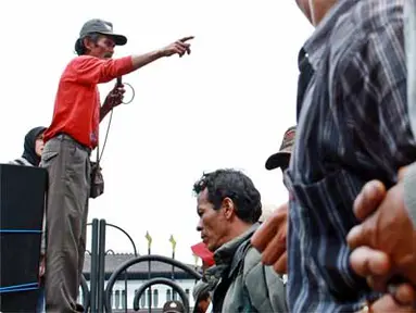 Citizen6, Bandung: Massa menuntut Pemerintah Jawa Barat untuk mengembalikan tanah garapan, yang menurut mereka diambil alih oleh Perusahaan Daerah Agronesia dan Pertambangan (PDAP) Jabar. (Pengirim: Aries Rachmandy) 