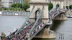 Peserta aksi 'Maret for Life Hungaria' memenuhi jembatan Hungaria 'Lanchid' (Chain Bridge), Budapest, Minggu (16/4). The "Maret for Life" memperingati ulang tahun dari Holocaust yang menyebabkan kematian ribuan korban. (AFP PHOTO / ATTILA KISBENEDEK)