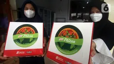 Perwakilan anak asuh menerima kudapan favorit keluarga “Plizza” di Yayasan Al Kahfi Cabang Jakarta Selatan, (22/2/2022). Royco menyebarluaskan edukasi nutrisi dan pola makan yang lebih baik ke 10 panti asuhan di Jabodetabek sambil mendonasikan 1.500 box “Plizza” gratis.(Liputan6.com/HO/Ading)