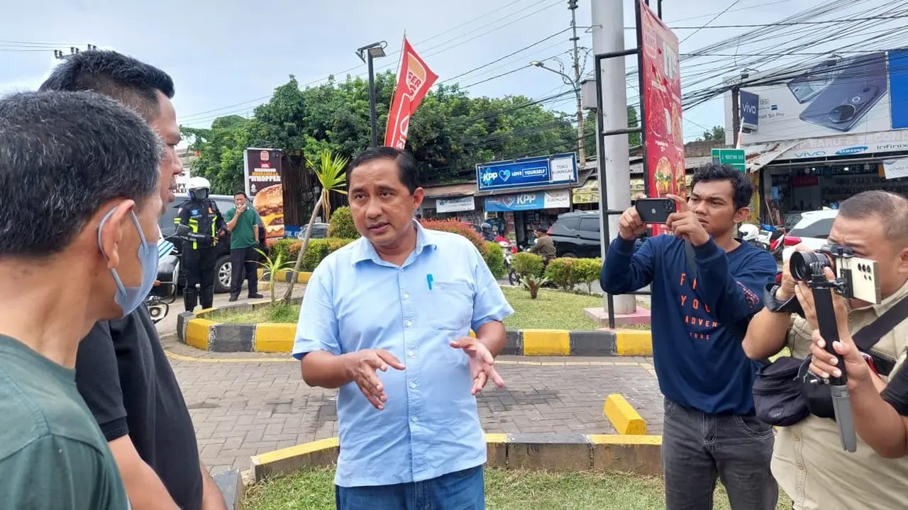 Wakil Wali Kota Depok, Chandra Rahmansyah melihat langsung titik lokasi kemacetan di Jalan Raya Sawangan, Depok.