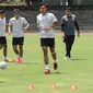 11 pemain Timnas Indonesia U-23 yang tidak mendapatkan menit bermain lawan Chinese Taipei u-23 harus menjalani latihan di stadion Sriwedari di tengah terik matahari (Liputan6.com/Fajar Abrori)
