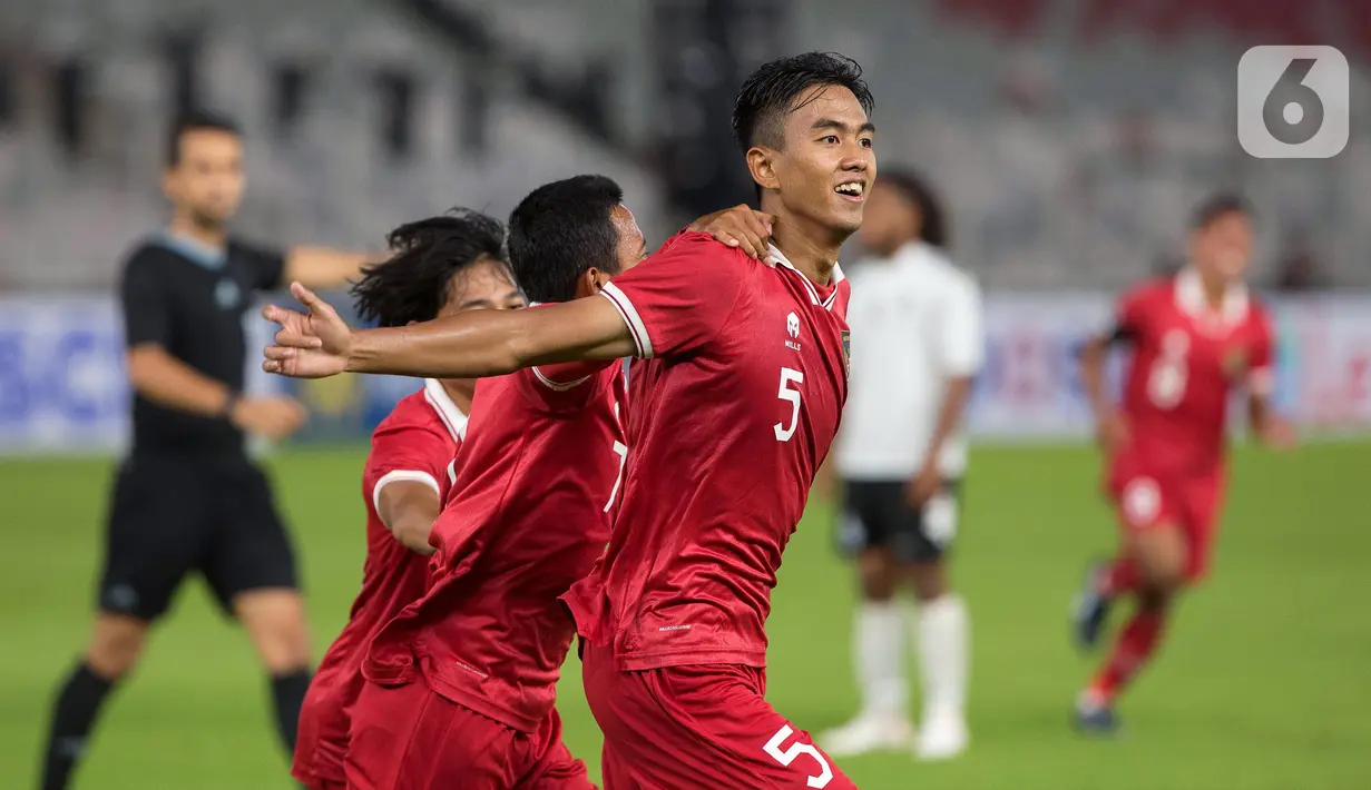 <p>Pemain belakang timnas Indonesia U-20, Kakang Rudianto merayakan golnya ke gawang Fiji pada laga International Friendly Match di Stadion Utama Gelora Bung Karno, Jumat (17/2/2023). Timnas Indonesia U-20 berhasil meraih kemenangan perdana dengan skor 4-0 dalam turnamen mini yang digelar sebagai bagian persiapan jelang tampil di Piala Asia U20 2023. (Liputan6.com/Faizal Fanani)</p>