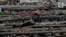 Pekerja saat menjemur ikan di kawasan Kampung Nelayan Muara Angke, Penjaringan, Jakarta Utara, Selasa (29/9/2020). Harganya pun, mahal atau murah tergantung dengan jenis ikan yang dibutuhkan masyarakat. (Liputan6.com/Johan Tallo)
