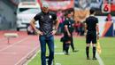 Pelatih Rans Nusantara FC, Rodrigo Santana, tertunduk lesu  saat melawan Persija Jakarta  pada pekan ke-22 BRI Liga 1 2022/23  di Stadion Patriot Candrabhaga, Bekasi, Jumat (3/2/2023). Sementara RANS tertahan di peringkat 16 dengan raihan 17 poin. (Bola.com/M Iqbal Ichsan)