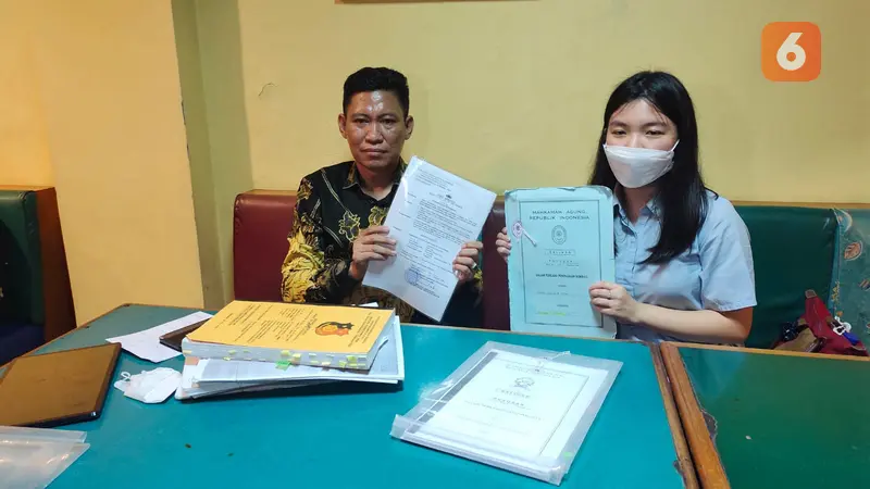 Kuasa Hukum dan anak Panca Trisna, warga Makassar yang divonis 2 tahun penjara (Liputan6.com/Fauzan)