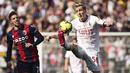 Pemain AC Milan, Alexis Saelemaekers (kanan) mengontrol bola dibayangi pemain Bologna, Georgios Kyriakopoulos pada laga lanjutan Liga Italia 2022/2023 di Renato-Dall'Ara Stadium, Bologna, Minggu (16/04/2023) WIB. Laga berakhir dengan skor imbang 1-1. (AP Photo/LaPresse/Massimo Paolone)