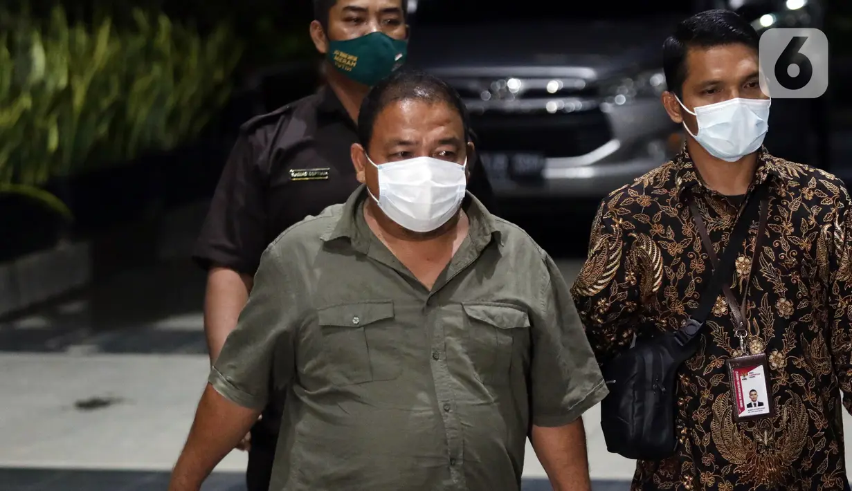 Bupati Langkat Sumatera Utara, Terbit Rencana Perangin Angin (kiri) saat tiba di Gedung KPK, Jakarta, Rabu (19/1/2022). Terbit Rencana Perangin Angin akan menjalani pemeriksaan lebih lanjut usai terkena OTT KPK pada Selasa (18/1/2022) malam. (Liputan6.com/Helmi Fithriansyah)