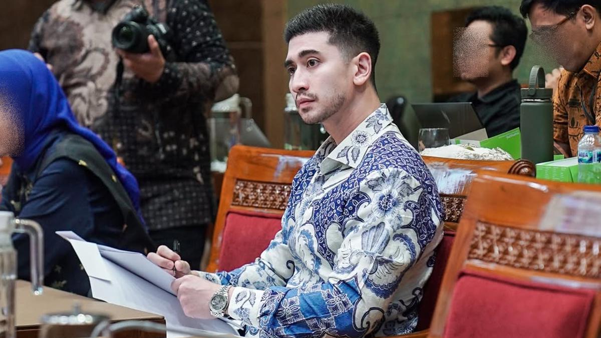 6 Gaya Verrell Bramasta Pakai Batik saat Rapat DPR RI, Tampil Modern dan Memukau