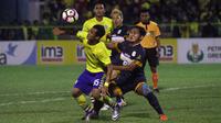 Persela unggul 2-0 atas Persegres pada pertandingan pekan kesembilan Liga 1 di Stadion Tridarma, Gresik, Senin (5/6/2017). (Bola.com/Fahrizal Arnas)