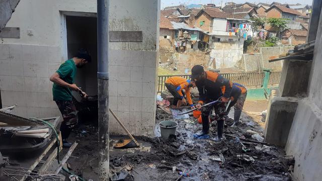 Dokumentasi MDMC - Gotong-Royong Membersihkan Rumah Warga
