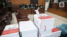 Tumpukan berkas terdakwa kasus pembunuhan berencana terhadap Nofriansyah Yousa Hutabarat atau Brigadir J, Ferdy Sambo terlihat saat sidang di Pengadian Negeri Jakarta Selatan, Jakarta, Selasa (24/1/2023). Sidang tersebut beragendakan pembacaan nota pembelaan atau pleidoi. (Liputan6.com/Faizal Fanani)