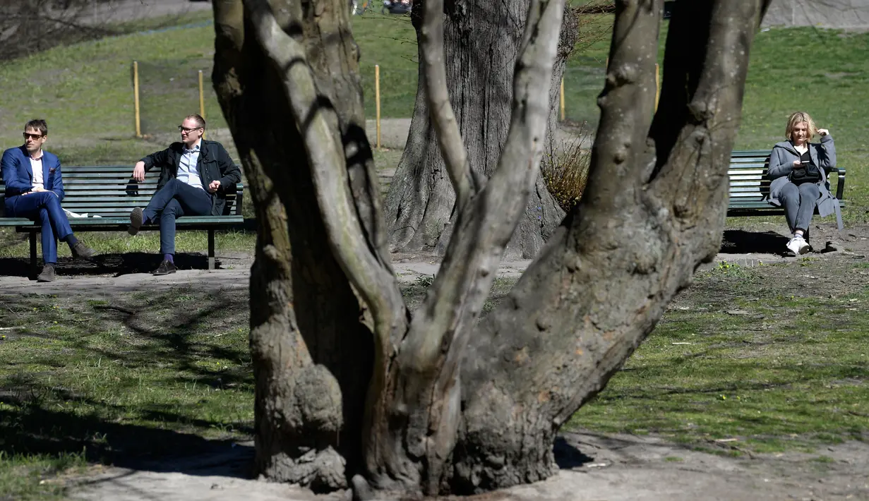 Orang-orang menjaga jarak saat menikmati hangatnya musim semi di Taman Humlegarden, Stockholm, Rabu (22/4/2020). Swedia belum memberlakukan lockdown, namum pemerintah memberikan tanggung jawab kepada penduduknya untuk membantu mengurangi penyebaran virus corona. (Janerik Henriksson / TT via AP)
