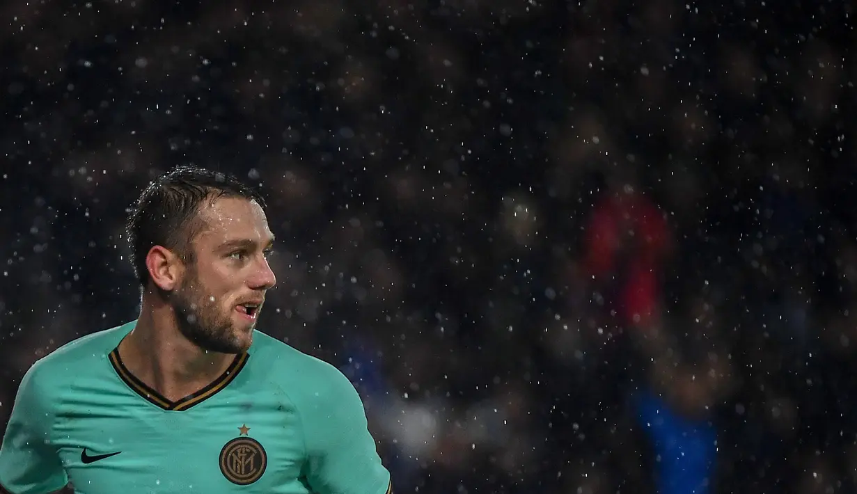 4. Stefan de Vrij (60 juta euro) - Stefan de Vrij diboyong Inter Milan dari Lazio dengan status free transfer pada 2018. Kini pemain berusia 28 tahun ini memiliki market value seharga 60 juta euro. (AFP/Marco Bertorello)