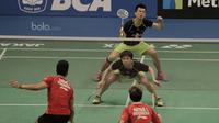 Pasangan China, Zheng Siwei/Chen Qingchen, kalah dari pasangan Tontowi Ahmad/Liliyana Natsir di final Indonesia Open 2017 di JCC, Minggu, (18/6/2017). Indonesia menang 22-20 21-15. (Bola.com/M Iqbal Ichsan)