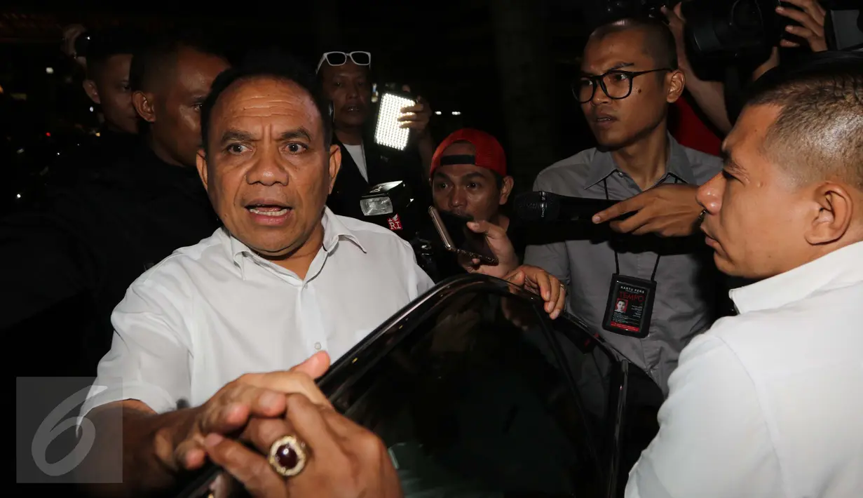 Gubernur NTT, Frans Lebu Raya menjawab pertanyaan wartawan usai diperiksa KPK, Jakarta, Rabu (10/5). Frans diperiksa terkait kasus sengketa tanah seluas 3 hektare di NTT (Liputan6.com/Helmi Afandi)