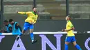 Pemain Brasil Neymar (kiri) melakukan selebsai usai mencetak gol ke gawang Peru pada pertandingan kualifikasi Piala Dunia 2022 di National Stadium, Lima, Peru, Selasa (13/10/2020). Brasil menang 4-2 dengan lewat hattrick dari Neymar. (Daniel Apuy, Pool via AP)