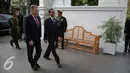 Presiden Joko Widodo bersama Presiden Finlandia Sauli Niinisto berjalan memasuki Istana Merdeka, Jakarta, Selasa (3/11). Pertemuan tersebut akan membahas tata kelola lahan gambut untuk mengantisipasi bencana kebakaran hutan. (Liputan6.com/Faizal Fanani)