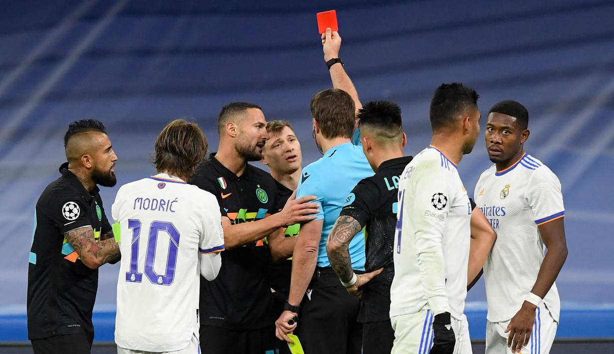 Inter Milan harus kehilangan Nicolo Barella pada menit ke-64. Ia diusir wasit usai menerima kartu merah langsung imbas pertikaiannya dengan Eder Militao. (AFP/Oscar Del Pozo)