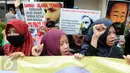 Massa membawa poster saat unjuk rasa menentang eksekusi mati Syeikh Nimr di depan Kedubes Arab Saudi, Jakarta, Senin (4/1/2015). Mereka menuntut Pemerintah Saudi untuk menghentikan semua eksekusi mati para tahanan politik.(Liputan6.com/Helmi Afandi)