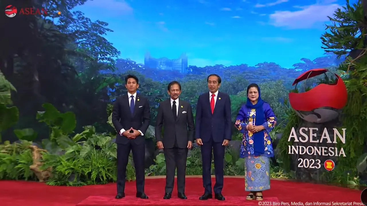 Presiden Joko Widodo atau Jokowi menyambut kedatangan para pemimpin negara ASEAN dan mitra di venue KTT ASEAN 2023, di JCC Senayan Jakarta, Selasa (5/9/2023)