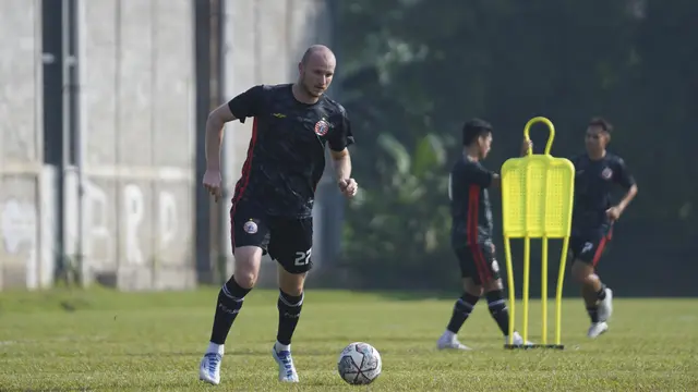 Bomber Persja, Michael Krmencik.