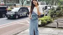 Potret menarik dari Mikha Tambayong saat berlibur ke Jepang. Di sini ia mengenakan atasan kaus putih polos, dipadu dengan denim jumpsuit, dan memilih mengenakan sneakers favoritnya yang serasi. Foto: Instagram.