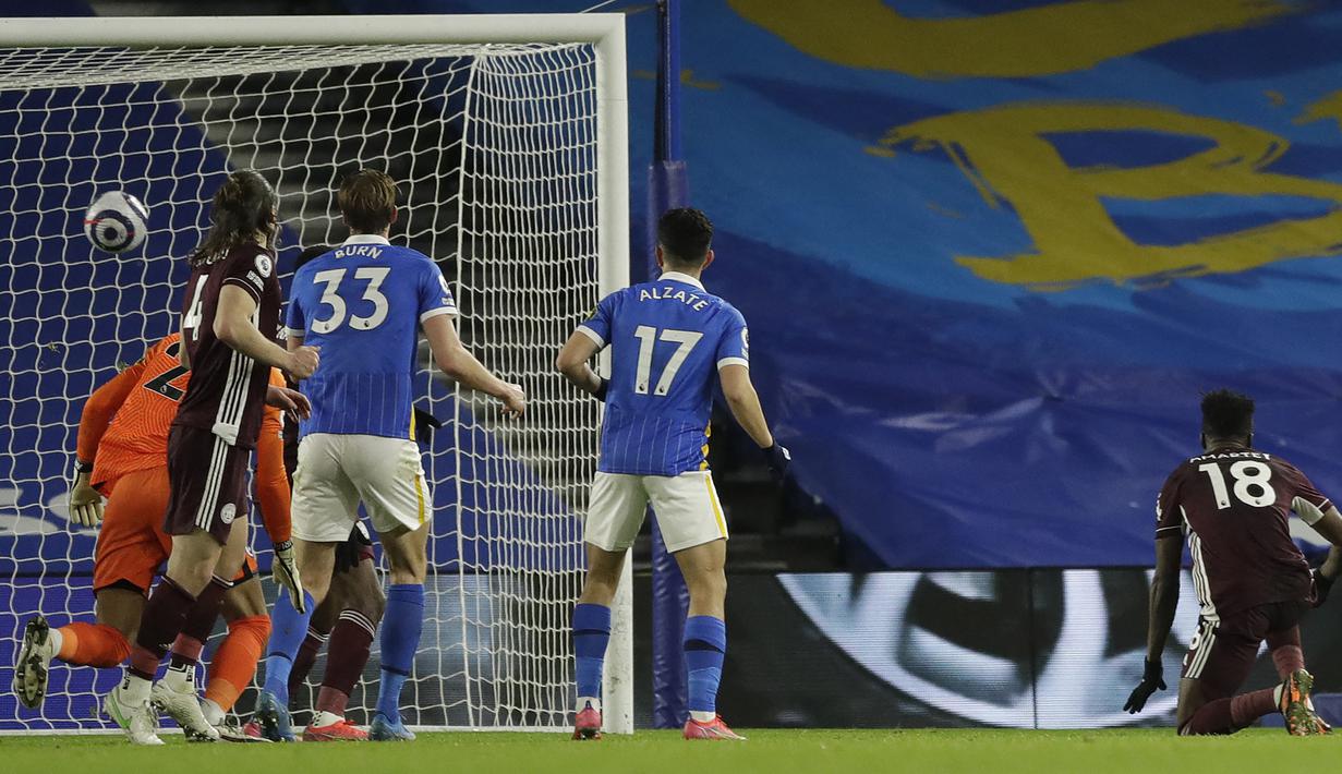 Gelandang Leicester City, Daniel Amartey (kanan) mencetak gol kedua timnya ke gawang Brighton and Hove Albion dalam laga lanjutan Liga Inggris 2020/21, Minggu (7/3/2021) di American Express Community Stadium. Leicester City menang 2-1 atas Brighton. (AFP/Matt Dunham/Pool)