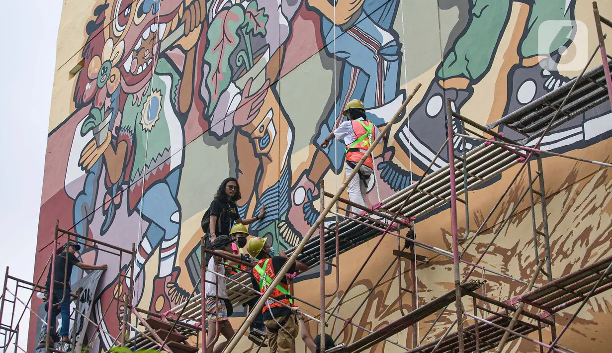 Seniman membuat mural dalam acara Converse City Forest di Fatmawati, Jakarta, Sabtu (6/3/2021). Acara yang digagas di 14 kota di seluruh dunia merupakan ajang kampanye untuk membersihkan udara yang diimplementasikan dengan mural bertema mendobrak batas-kesetaraan ras. (Liputan6.com/Faizal Fanani)