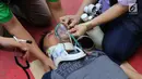 Sejumlah tenaga medis melakukan simulasi penanganan cedera pada atlet Asian Games 2018 di Kantor Kemenkes, Jakarta, Rabu (4/4). Simulasi dilakukan agar kecelakaan yang mungkin terjadi di lapangan bisa segera diantisipasi. (Liputan6.com/Arya Manggala)