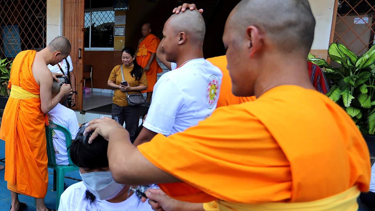 Calon Bikkhu cukur rambut jelang Pabbajja Samanera Sementara