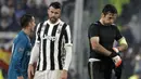 Pemain Juventus, Gianluigi Buffon dan Andrea Barzagli tampak kecewa usai dikalahkan Real Madrid pada laga Liga Champions di Stadion Allianz, Selasa (3/4/2018). Juventus takluk 0-3 dari Real Madrid. (AP/Luca Bruno)