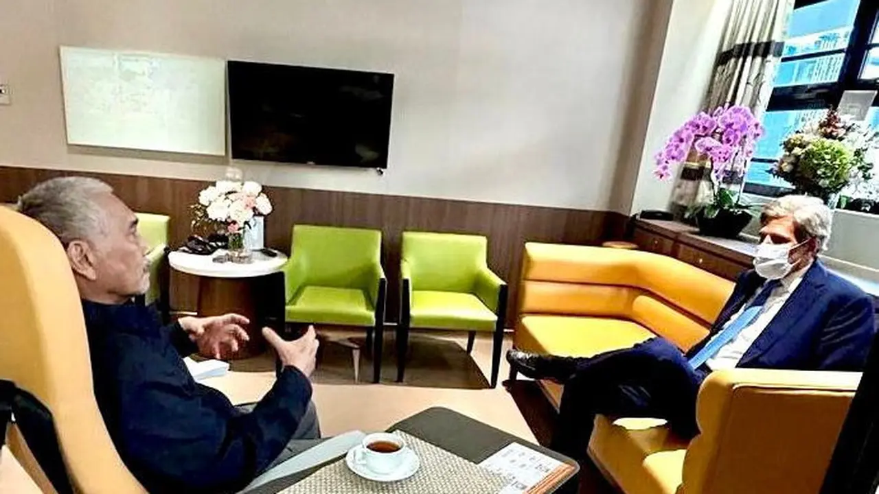 Menteri Koordinator Bidang Kemaritiman dan Investasi (Menko Marves), Luhut Binsar Pandjaitan bertemu dengan Special US Presidential Envoy for Climate, John Kerry yang menjenguknya di Singapura. (Dok Kemenko Marves)