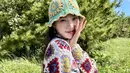Untuk liburan musim panas di pantai, bucket hat rajut warna-warni seperti yang dikenakan Joy Red Velvet bisa jadi pilihan. Fun dan playful! [@_imyour_joy]