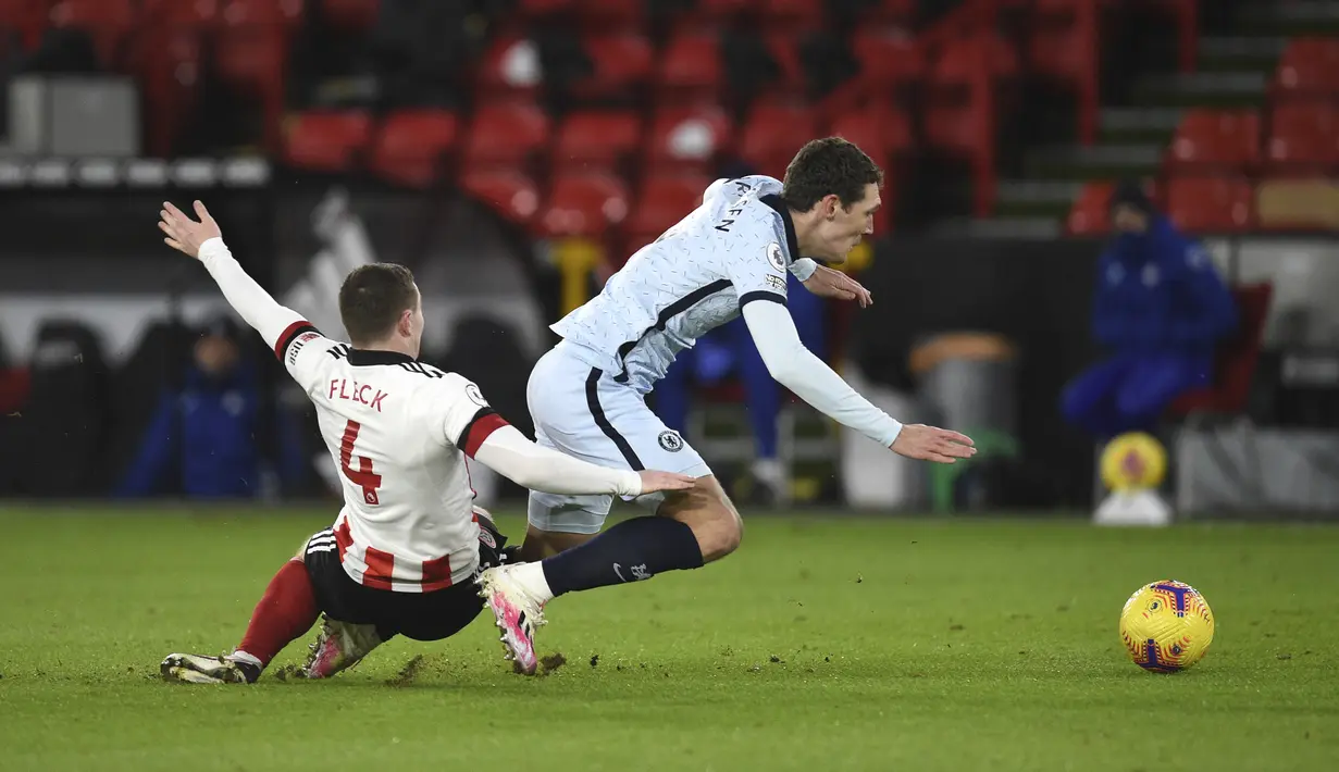 Gelandang Sheffield United, John Fleck saat melanggar bek Chelsea, Andreas Chistensen pada pertandingan lanjutan Liga Inggris di stadion Bramall Lane, Inggris, Senin (8/2/2021). Kemenangan ini membuat Chelsea kini melesat ke posisi 5 klasemen sementara. (Oli Scarff/ Pool via AP)