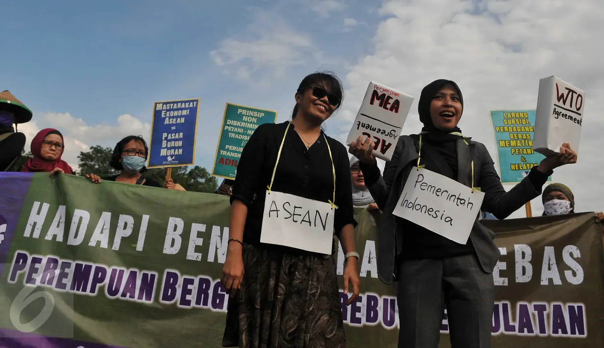 Sejumlah aktivis melakukan aksi demo memperingati Hari Ibu di depan Istana Negara, Jakarta (22/12). Hal ini dilakukan dalam menyambut berlakunya Masyarakat Ekonomi ASEAN di Indonesia. (Liputan6.com/Gempur M Surya)