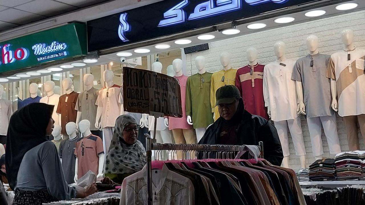 "Pernah cuma laku Rp110.000, tadinya saya punya dua kios tapi yang satu saya lepas gak sanggup bayar," kata pedagang tersebut.