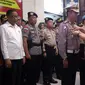 Kapolri memberikan penghargaan kepada Dirlantas Polda Riau, Kombes Pol Rudy Syafrudin di Mapolda Riau. Foto: (Virda Alisya/JawaPos.com)