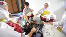 Para murid kelas IV SDN Julang belajar membuat membatik di Batik Tradisiku di Kota Bogor, Jawa Barat (2/10). Kegiatan selama 3 hari ini diselenggarakan secara gratis dalam rangka memperingati Hari batik Nasional 2 Oktober. (Merdeka.com/Arie Basuki)