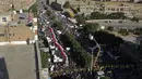 Bendera Yaman dibentangkan saat demonstrasi mengecam pembakaran Al-Quran oleh seorang politisi Swedia di ibu kota Sanaa pada 23 Januari 2023. Ribuan warga Yaman di ibu kota Sanaa turut berunjuk rasa. (AFP/Mohammed Huwais)