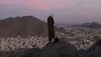 Seorang peziarah muslim melihat Kota Suci Mekkah dari atas Jabal al-Noor atau Gunung Cahaya, Arab Saudi, 5 Juli 2022. Satu juta orang, termasuk 850 ribu dari luar negeri, diizinkan untuk berpartisipasi dalam haji tahun ini setelah dua tahun terakhir jumlahnya dikurangi secara drastis karena pandemi virus corona COVID-19. (Christina ASSI/AFP)