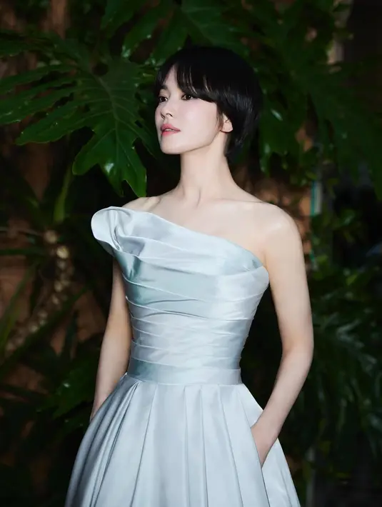 Tanpa perhiasan mewah, Song Hye Kyo pamer leher jenjangnya dengan tangan dimasukkan ke kantung [@kyo1122]